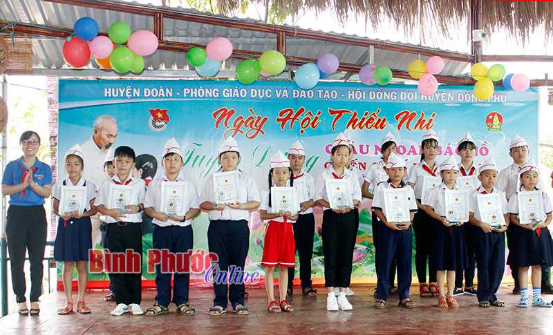 Đồng Phú tuyên dương Cháu ngoan Bác Hồ Đồng Phú tuyên dương Cháu ngoan Bác Hồ