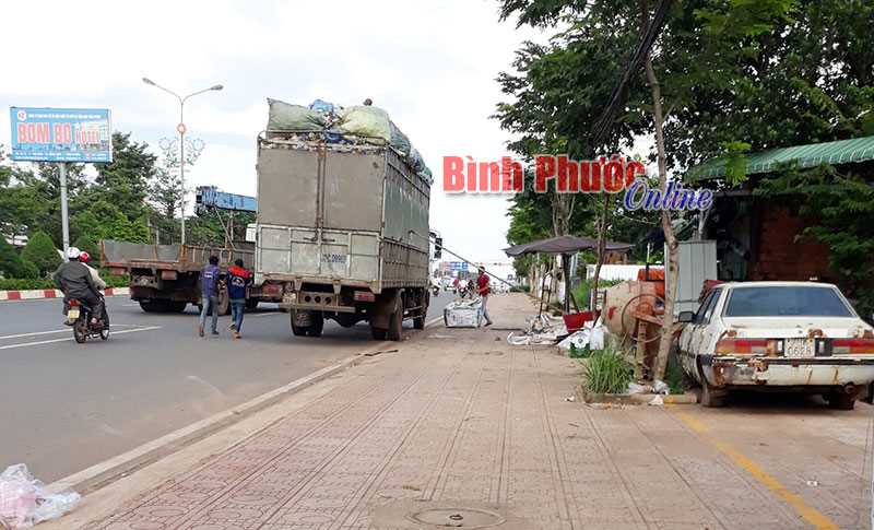 Bốc xếp phế liệu gây cản trở giao thông Bốc xếp phế liệu gây cản trở giao thông