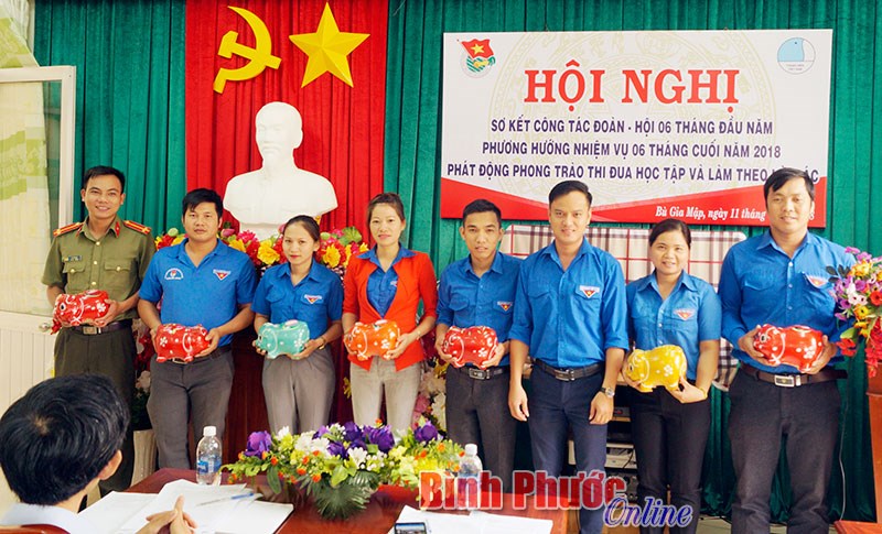 Huyện đoàn Bù Gia Mập thực hiện 5 công trình “Thắp sáng đường quê” Huyện đoàn Bù Gia Mập thực hiện 5 công trình “Thắp sáng đường quê”