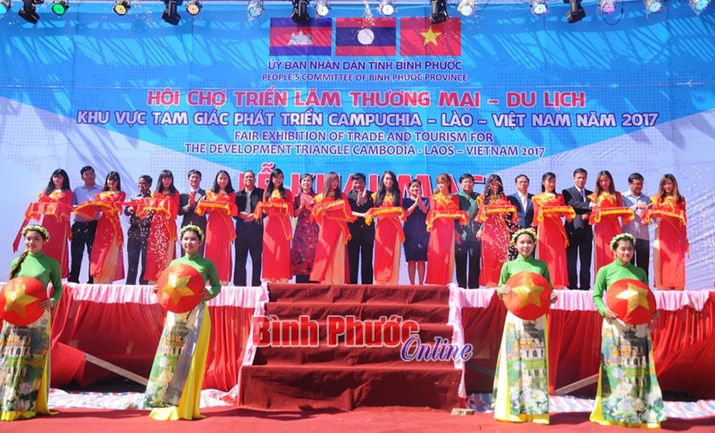 Khai mạc hội chợ triển lãm thương mại - du lịch C-L-V Khai mạc hội chợ triển lãm thương mại - du lịch C-L-V