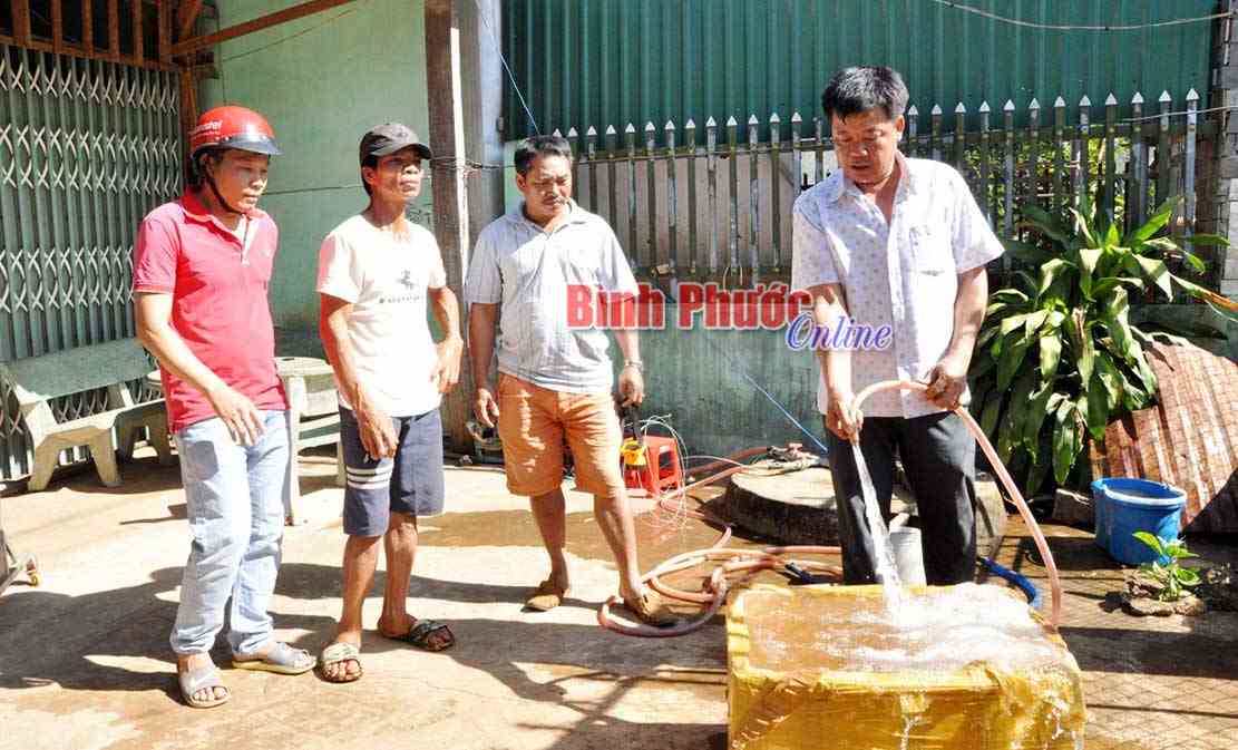 Người dân hoang mang vì giếng nước có mùi lạ Người dân hoang mang vì giếng nước có mùi lạ
