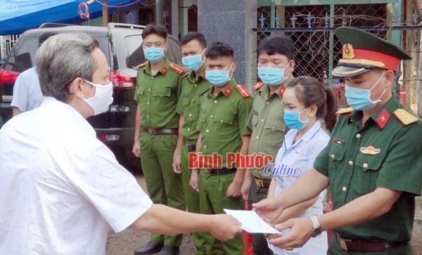 Lãnh đạo Thị ủy Bình Long thăm, tặng quà các chốt kiểm soát dịch Lãnh đạo Thị ủy Bình Long thăm, tặng quà các chốt kiểm soát dịch