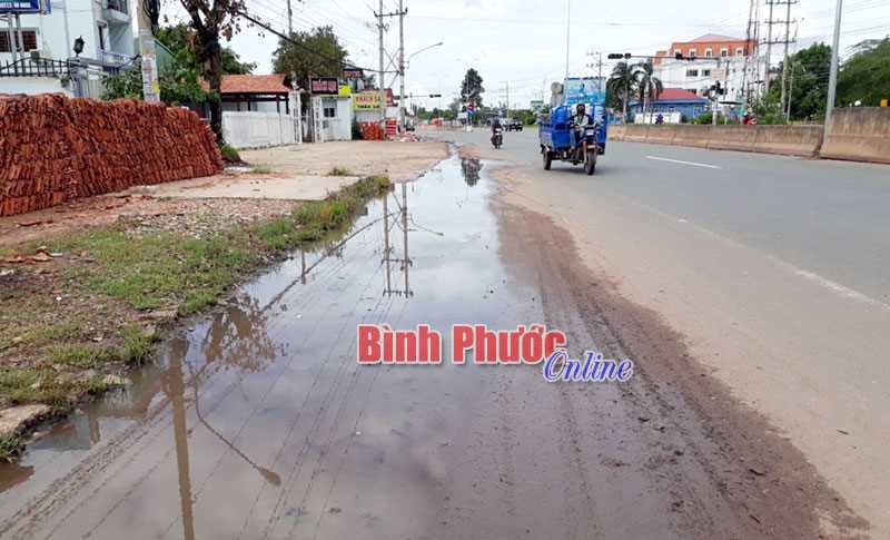 “Mương nước” trên quốc lộ 13 “Mương nước” trên quốc lộ 13