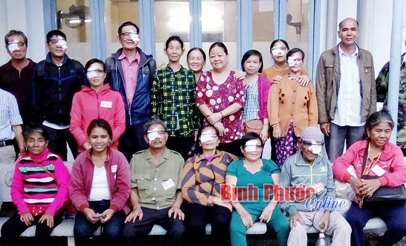 42 người nghèo được mổ mắt miễn phí