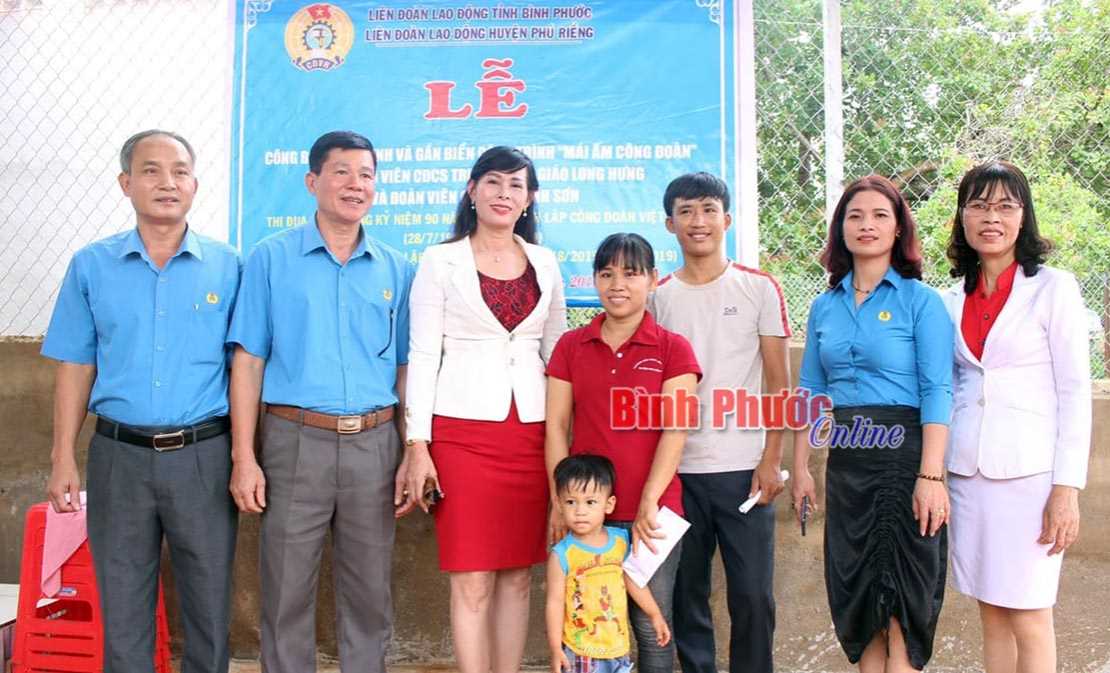 Thêm 2 mái ấm tặng công đoàn viên huyện Phú Riềng Thêm 2 mái ấm tặng công đoàn viên huyện Phú Riềng