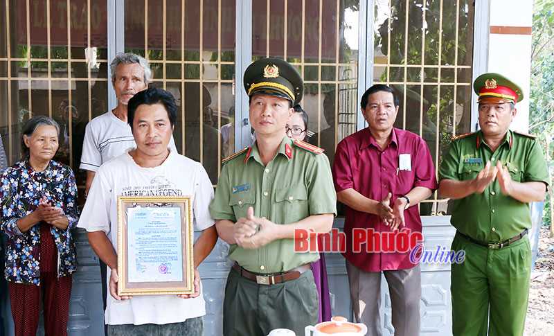 Bàn giao 2 căn nhà tình thương Bàn giao 2 căn nhà tình thương