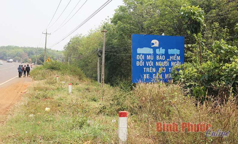 Biển cảnh báo giao thông bị “bôi bẩn” Biển cảnh báo giao thông bị “bôi bẩn”
