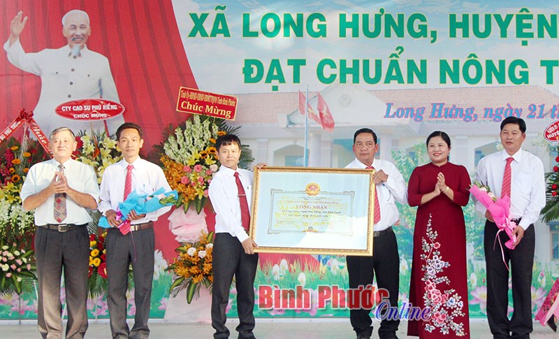 Long Hưng đón bằng công nhận đạt chuẩn NTM Long Hưng đón bằng công nhận đạt chuẩn NTM