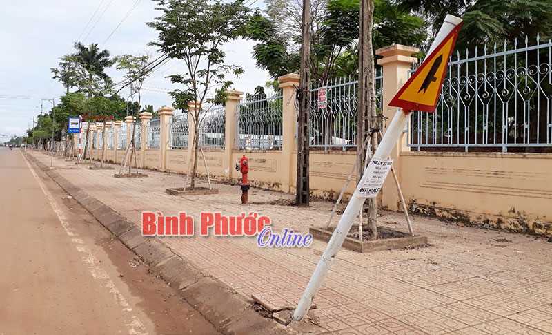 Biển báo giao thông sắp đổ Biển báo giao thông sắp đổ
