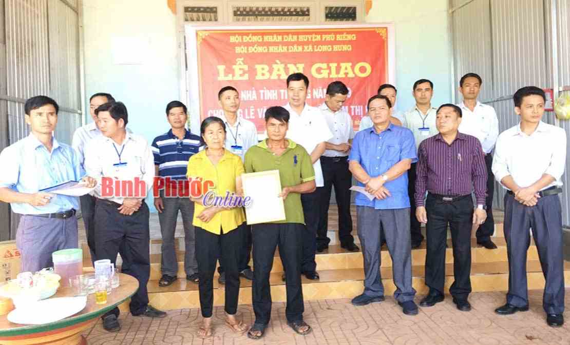 Thường trực HĐND huyện Phú Riềng tặng nhà tình thương Thường trực HĐND huyện Phú Riềng tặng nhà tình thương