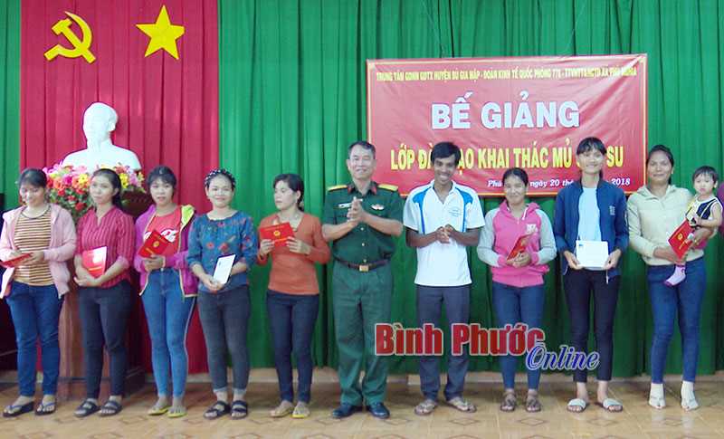 Bế giảng 2 lớp khai thác mủ cao su cho đồng bào DTTS