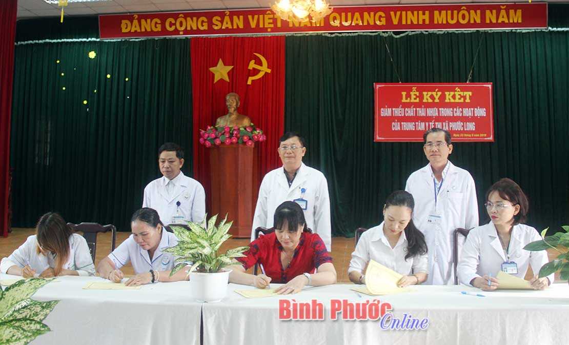 Ngành y tế Phước Long ký kết giảm thiểu chất thải nhựa Ngành y tế Phước Long ký kết giảm thiểu chất thải nhựa