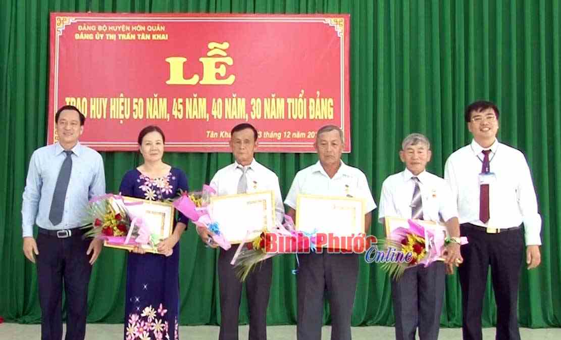 4 đảng viên nhận Huy hiệu 50, 40, 30 năm tuổi Đảng 4 đảng viên nhận Huy hiệu 50, 40, 30 năm tuổi Đảng