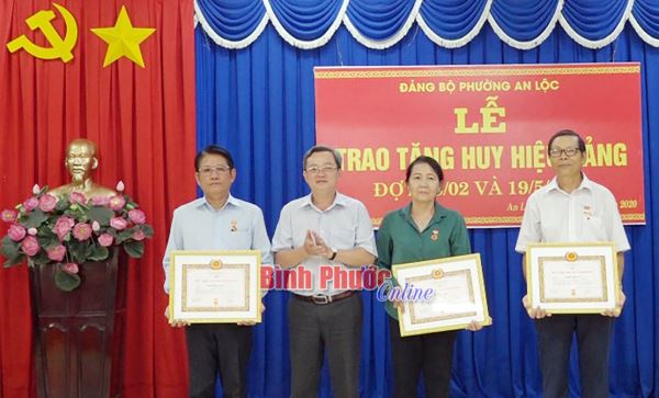 14 đảng viên được trao tặng Huy hiệu Ðảng 14 đảng viên được trao tặng Huy hiệu Ðảng