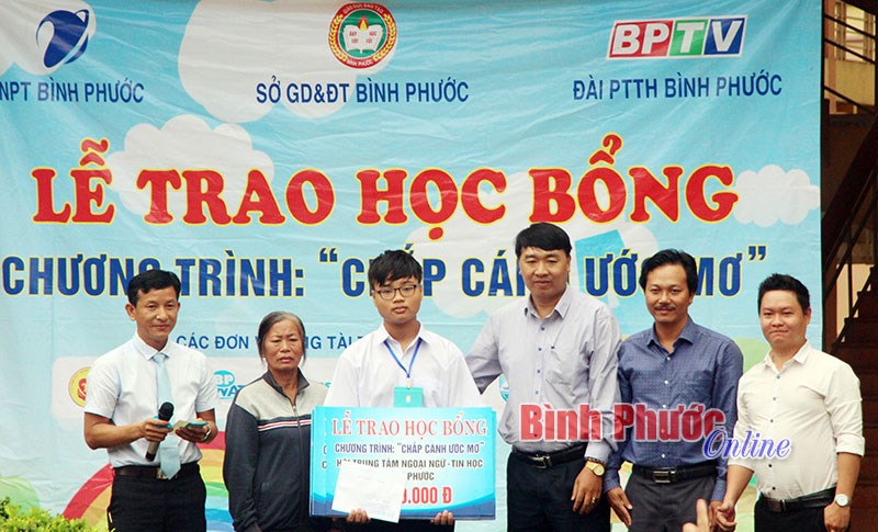 “Chắp cánh ước mơ” cho học sinh nghèo hiếu học “Chắp cánh ước mơ” cho học sinh nghèo hiếu học