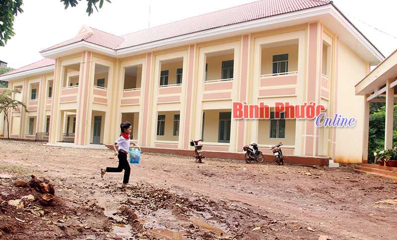 Trường THCS Bù Đốp còn 8 phòng học chưa có bàn ghế Trường THCS Bù Đốp còn 8 phòng học chưa có bàn ghế