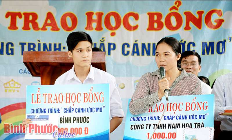 Em Lê Khắc Duẩn nhận học bổng 42,6 triệu đồng Em Lê Khắc Duẩn nhận học bổng 42,6 triệu đồng