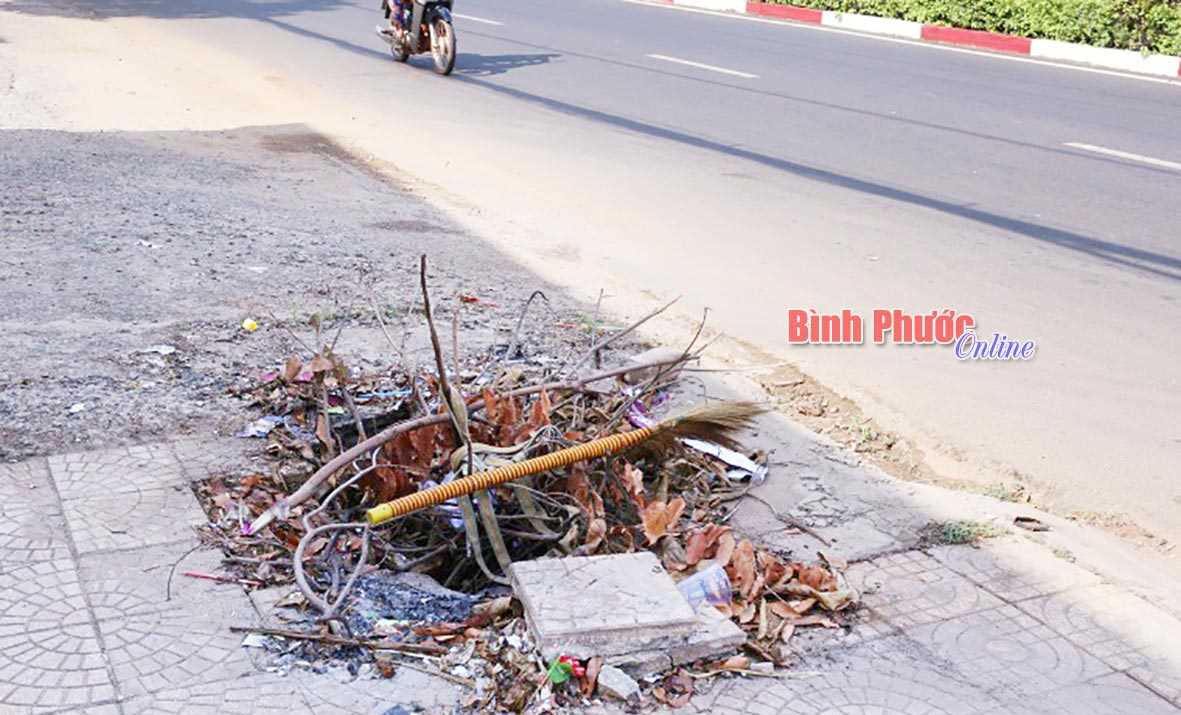 Hố ga mất nắp gây nguy hiểm