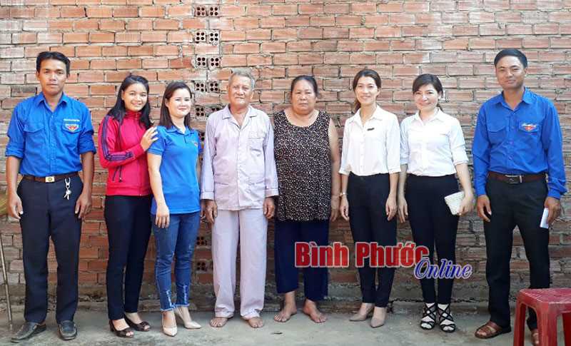 Đoàn viên thanh niên Đồng Xoài sửa nhà cho học sinh