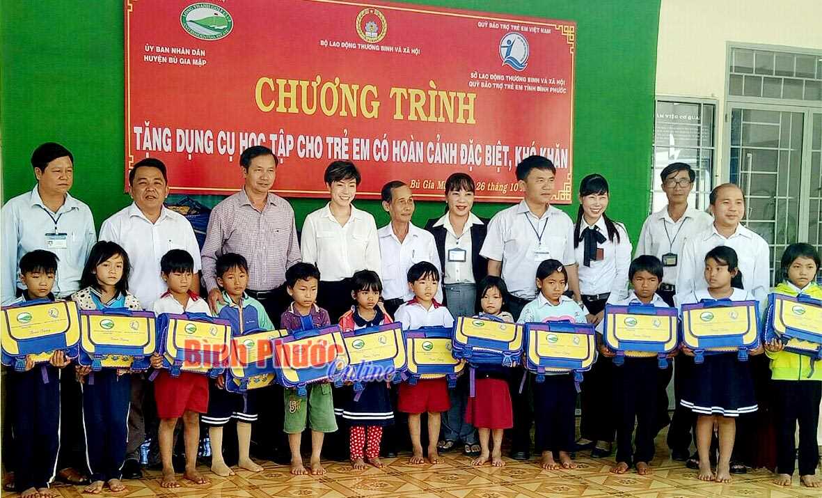 Quỹ Bảo trợ trẻ em Việt Nam: 200 phần quà tặng học sinh nghèo