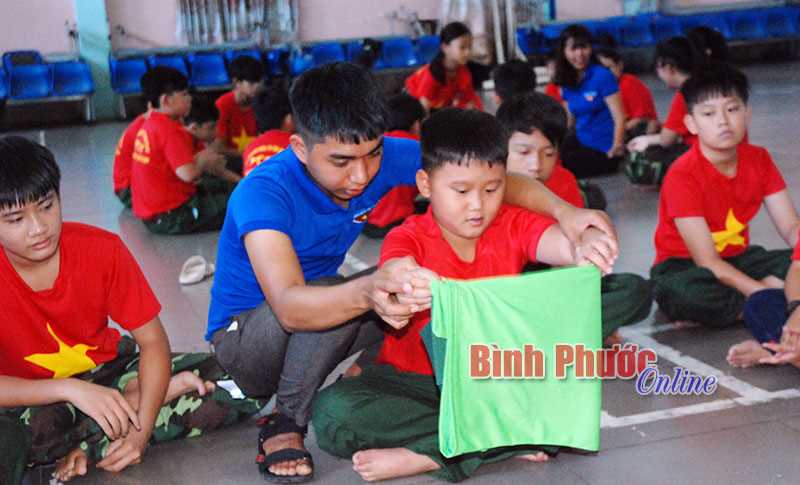 69 thiếu nhi tập làm chiến sĩ Điện Biên 69 thiếu nhi tập làm chiến sĩ Điện Biên