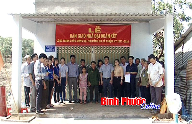 Tặng nhà đại đoàn kết cho hộ bà Nguyễn Thị Học Tặng nhà đại đoàn kết cho hộ bà Nguyễn Thị Học