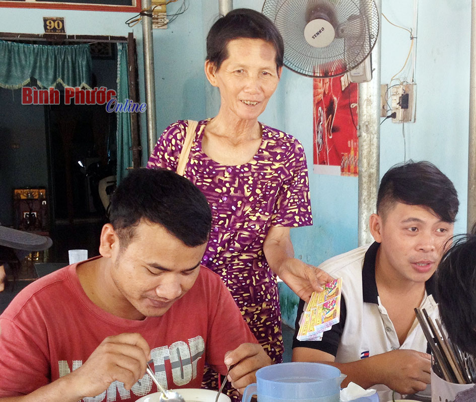 Người phụ nữ bán vé số dạo cần mẫn Người phụ nữ bán vé số dạo cần mẫn