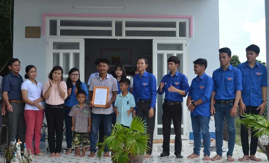 Huyện đoàn Bù Đốp bàn giao “Nhà tình bạn 1.000 đồng” Huyện đoàn Bù Đốp bàn giao “Nhà tình bạn 1.000 đồng”