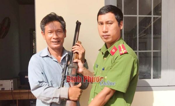 Phú Riềng: Nhân dân giao nộp 7 khẩu súng cồn tự chế Phú Riềng: Nhân dân giao nộp 7 khẩu súng cồn tự chế