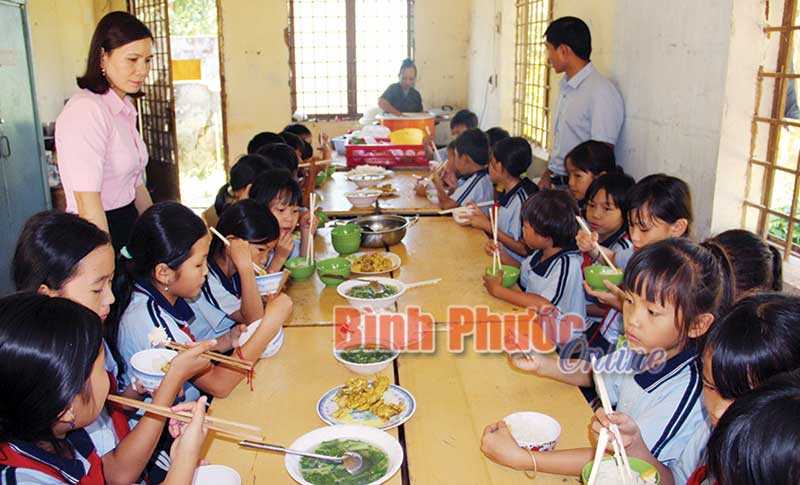 Cơm trưa miễn phí ở Trường tiểu học Lý Tự Trọng Cơm trưa miễn phí ở Trường tiểu học Lý Tự Trọng