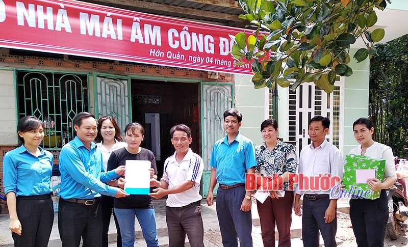 Bàn giao “Mái ấm công đoàn” và gắn biển sân chơi thể thao Bàn giao “Mái ấm công đoàn” và gắn biển sân chơi thể thao