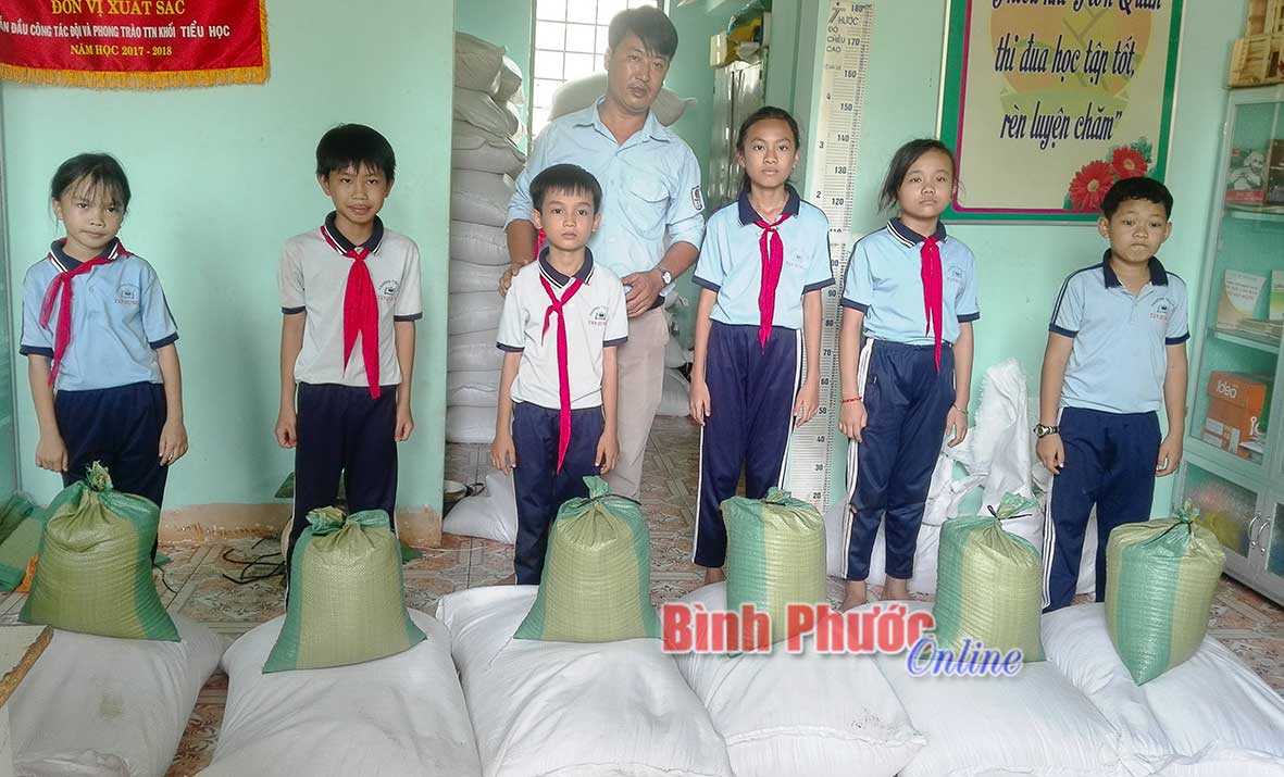 178 học sinh khó khăn được nhận gạo 178 học sinh khó khăn được nhận gạo