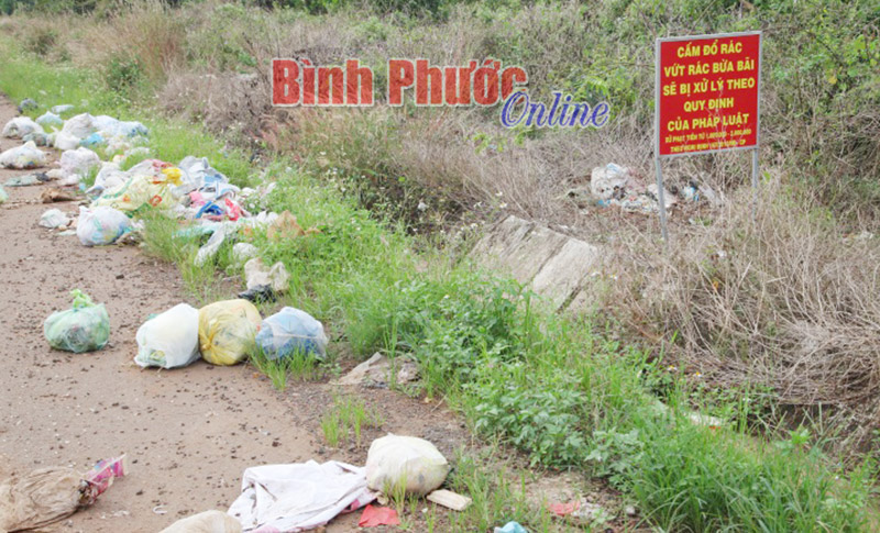 Bãi rác bên quốc lộ 14 Bãi rác bên quốc lộ 14