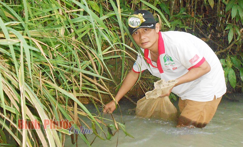 Mưu sinh bằng nghề bắt cua suối Mưu sinh bằng nghề bắt cua suối