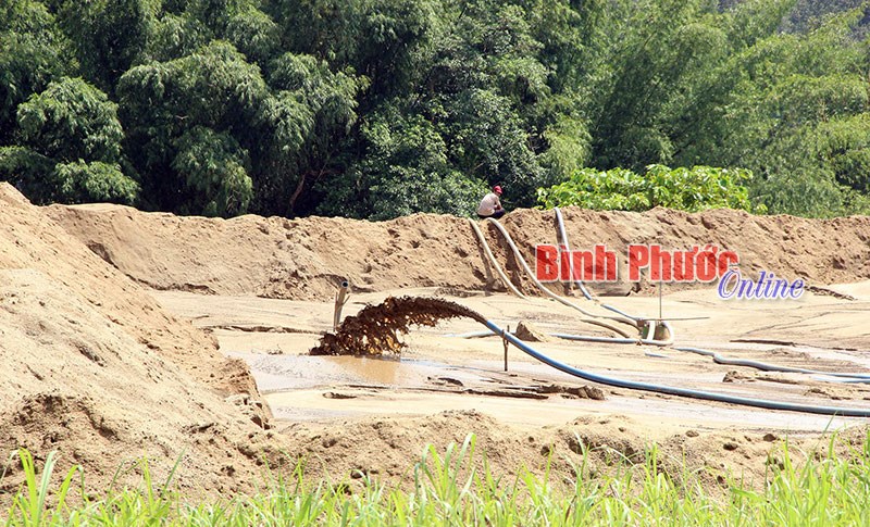 Tạm giữ 11 tàu khai thác cát trái phép