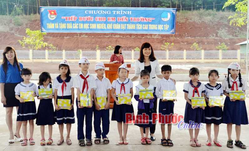 Tặng quà học sinh nghèo hiếu học Tặng quà học sinh nghèo hiếu học