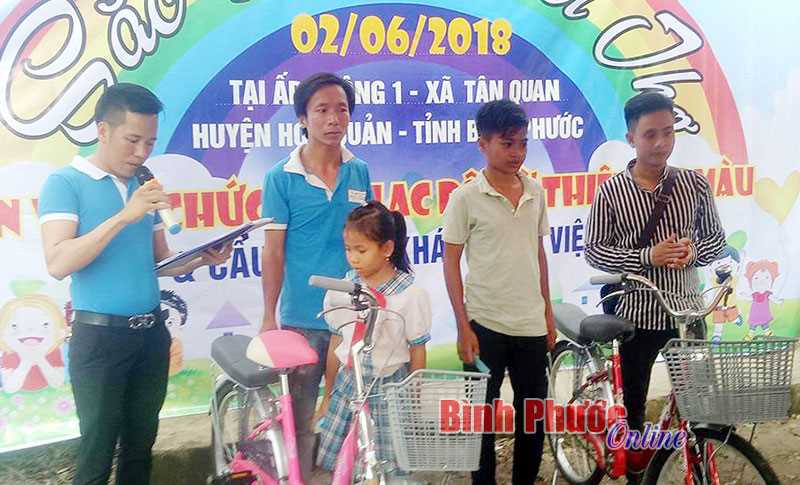 Nhiều phần quà tặng thiếu nhi xã Tân Quan Nhiều phần quà tặng thiếu nhi xã Tân Quan