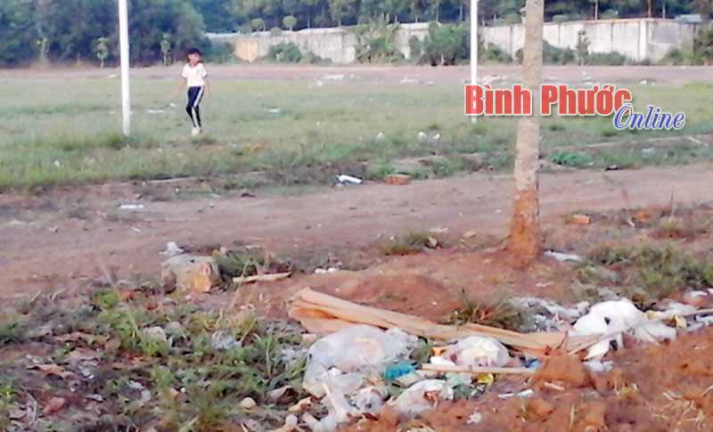 Sân vận động hay nơi đổ rác? Sân vận động hay nơi đổ rác?