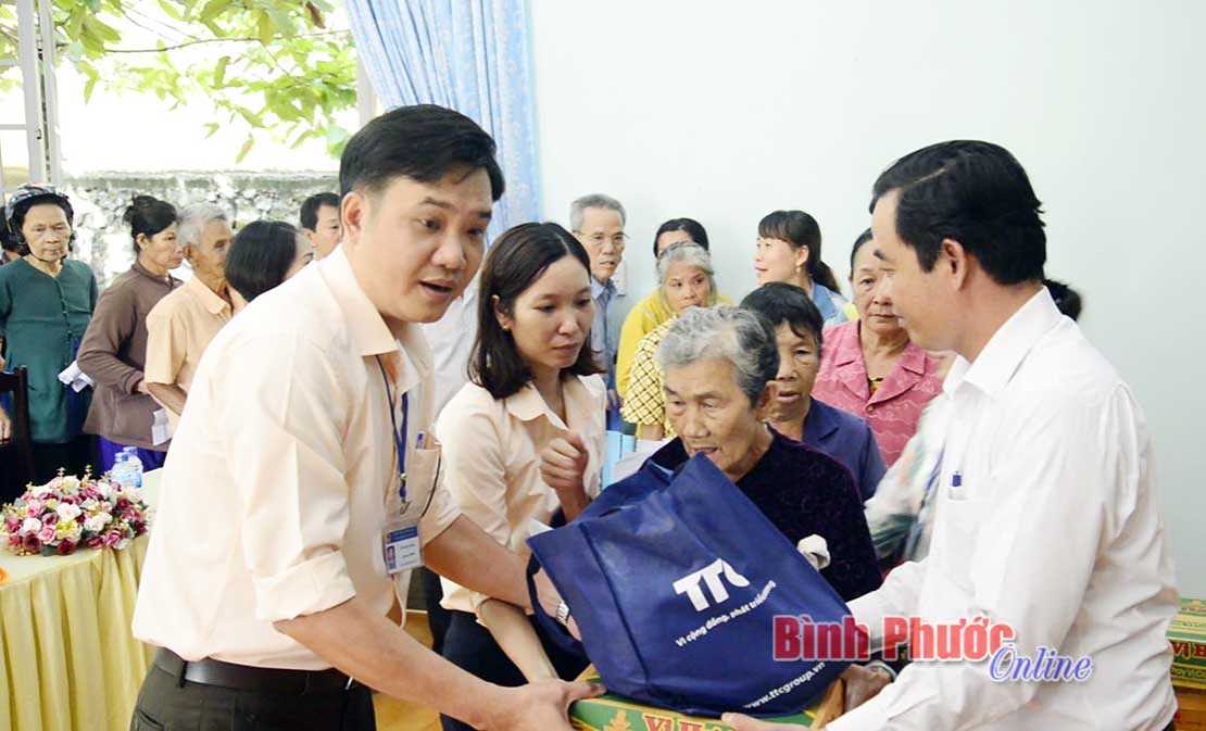 200 phần quà tặng hộ nghèo, khó khăn 200 phần quà tặng hộ nghèo, khó khăn