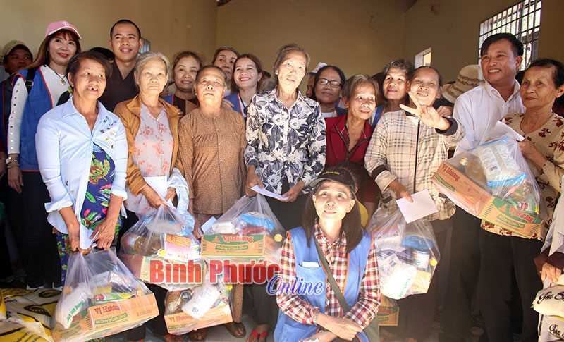 620 phần quà tặng người dân và học sinh khó khăn xã Long Hà 620 phần quà tặng người dân và học sinh khó khăn xã Long Hà