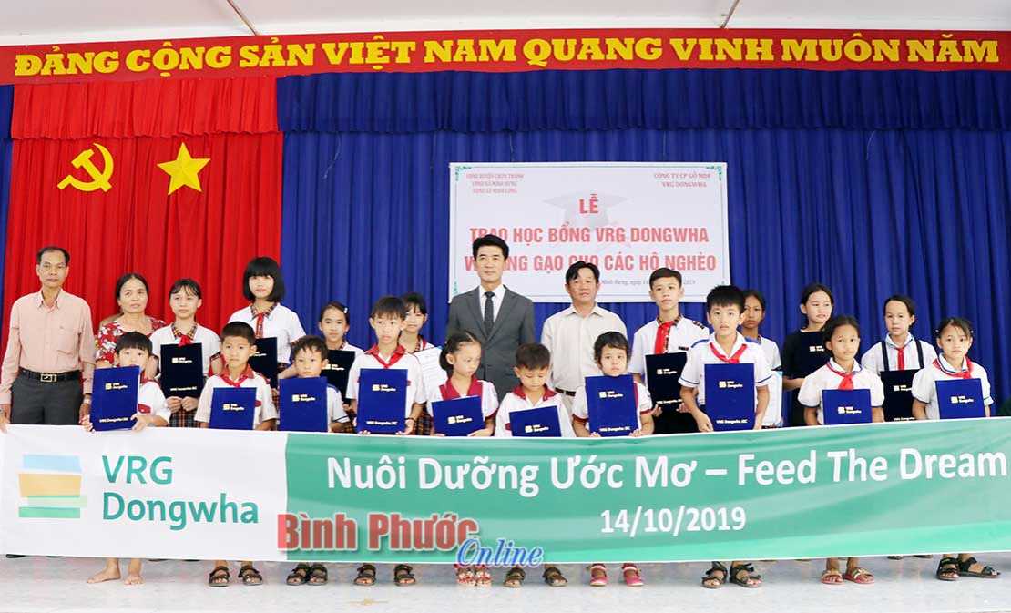 Công ty VRG Dongwha tặng học bổng cho học sinh vượt khó học giỏi Công ty VRG Dongwha tặng học bổng cho học sinh vượt khó học giỏi