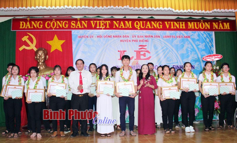 Phú Riềng tuyên dương 166 học sinh, sinh viên xuất sắc Phú Riềng tuyên dương 166 học sinh, sinh viên xuất sắc