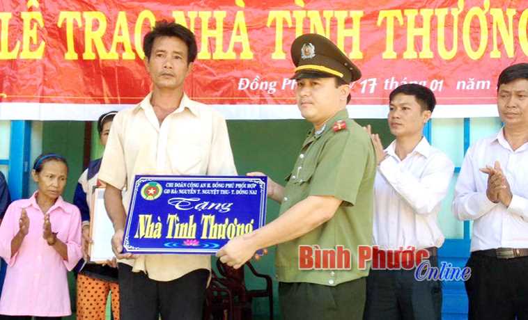 Trao niềm vui đến người nghèo Trao niềm vui đến người nghèo