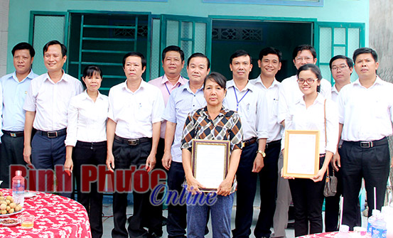 Sở Xây dựng tặng nhà tình thương Sở Xây dựng tặng nhà tình thương