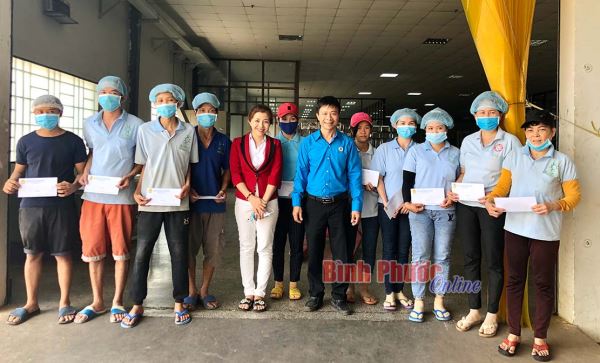 Thăm, tặng quà 35 công nhân lao động hoàn cảnh khó khăn Thăm, tặng quà 35 công nhân lao động hoàn cảnh khó khăn