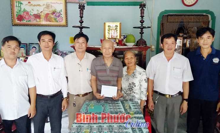 Hỗ trợ kinh phí 2 đảng viên khó khăn, mắc bệnh hiểm nghèo Hỗ trợ kinh phí 2 đảng viên khó khăn, mắc bệnh hiểm nghèo