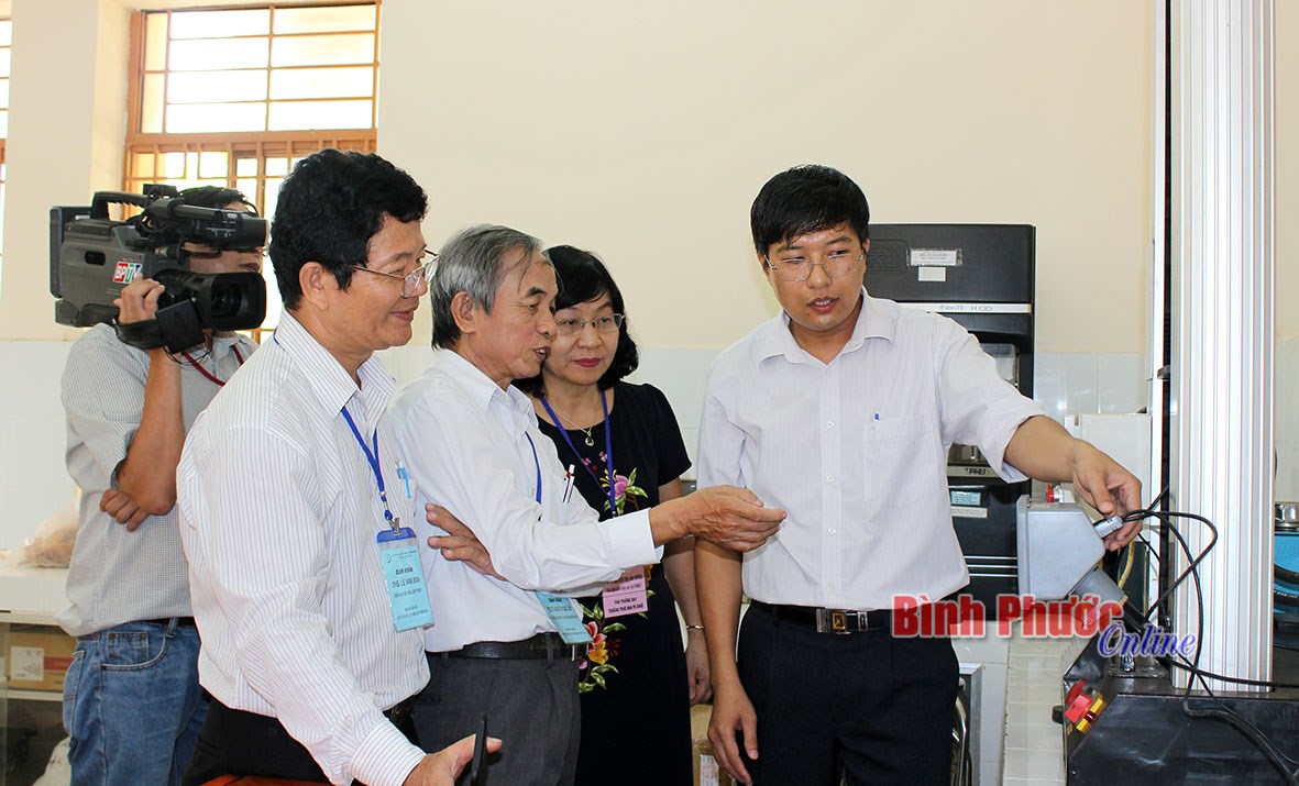 Gắn nghiên cứu khoa học với nâng cao chất lượng đào tạo Gắn nghiên cứu khoa học với nâng cao chất lượng đào tạo