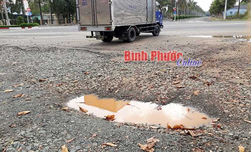 “Ổ voi” vẫn chưa được khắc phục “Ổ voi” vẫn chưa được khắc phục