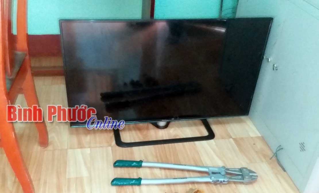 Bắt giữ 2 đối tượng dùng kìm cộng lực cắt cửa trộm cắp tài sản Bắt giữ 2 đối tượng dùng kìm cộng lực cắt cửa trộm cắp tài sản
