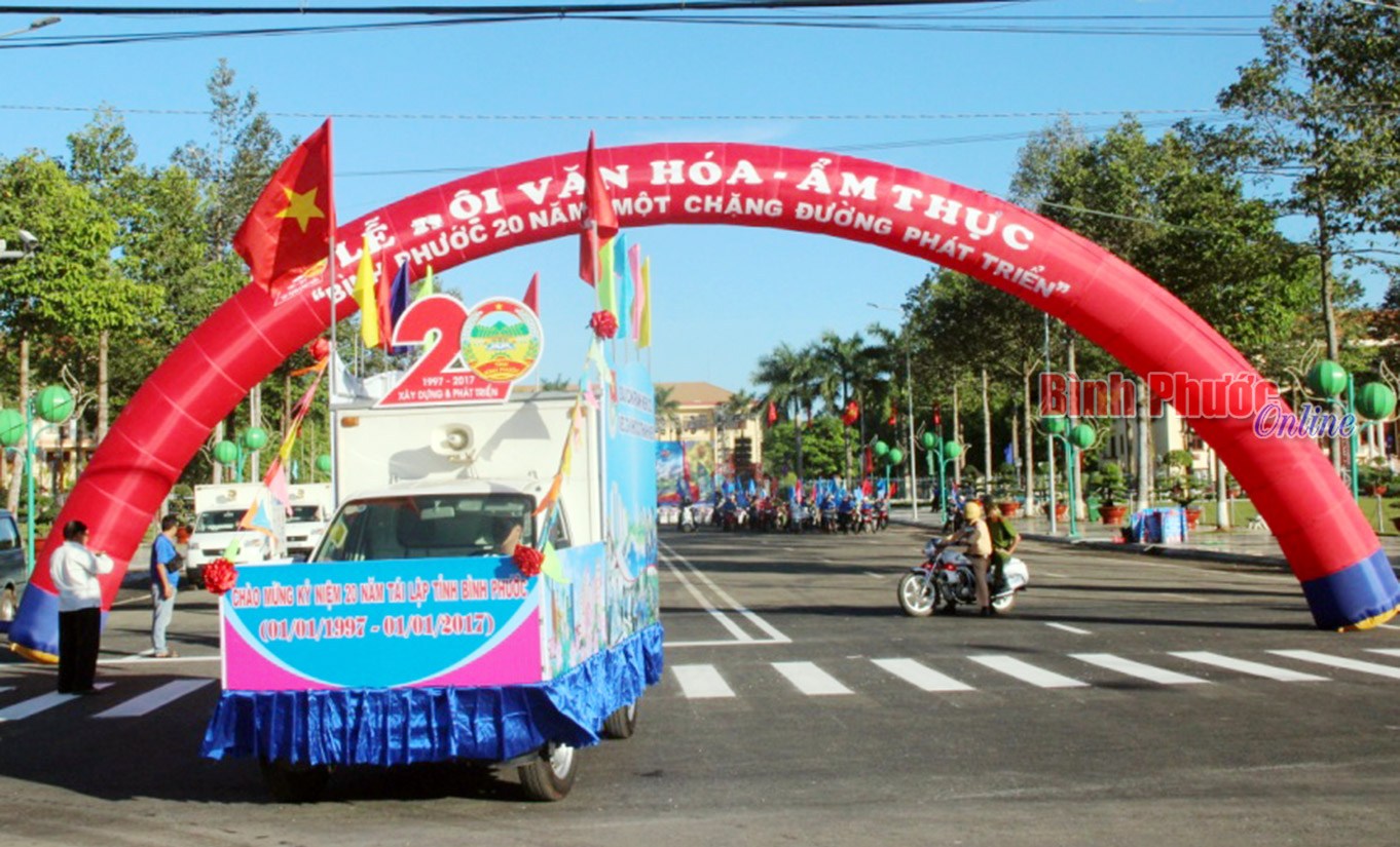 Diễu hành xe hoa “Bình Phước - 20 năm một chặng đường phát triển” Diễu hành xe hoa “Bình Phước - 20 năm một chặng đường phát triển”